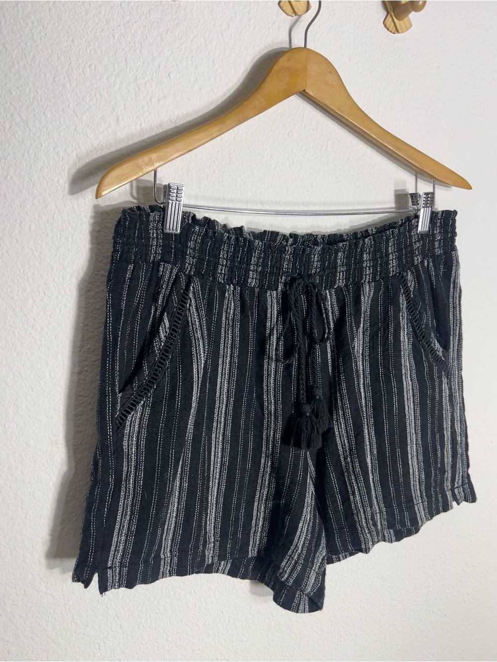 BRIGGS • linen shorts - Picture 2 of 9